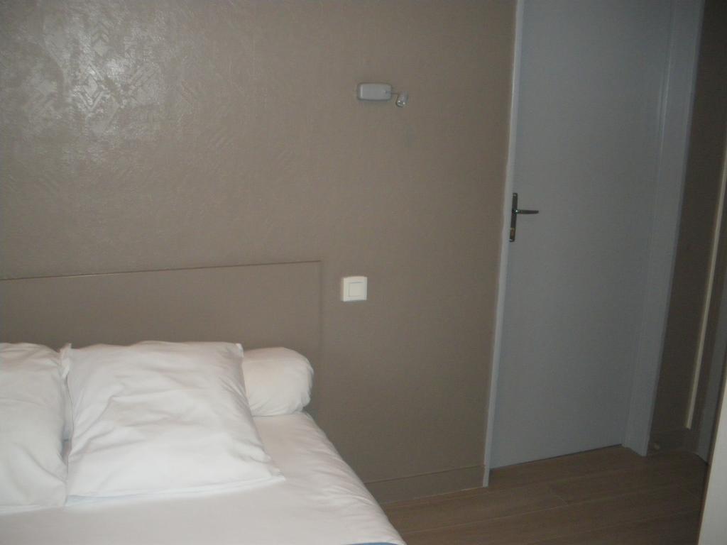 Hotel Du Port กงการ์โน ภายนอก รูปภาพ